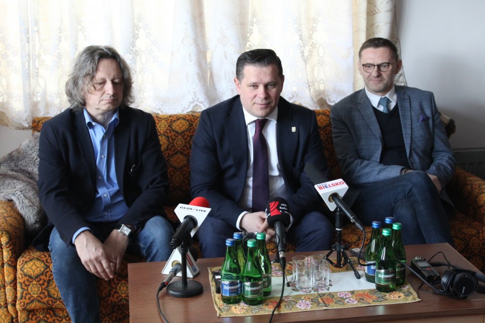 Uczestnicy konferencji prasowej - Rektor Uniwersytetu Śląskiego Ryszard Koziołek, Burmistrz Wisły Tomasz Bujok, Dyrektor Biblioteki Śląskiej Zbigniew Kadłubek